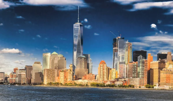 Öğleden Sonra Özgürlük Kulesi Ile New York Şehrinin Silueti — Stok fotoğraf