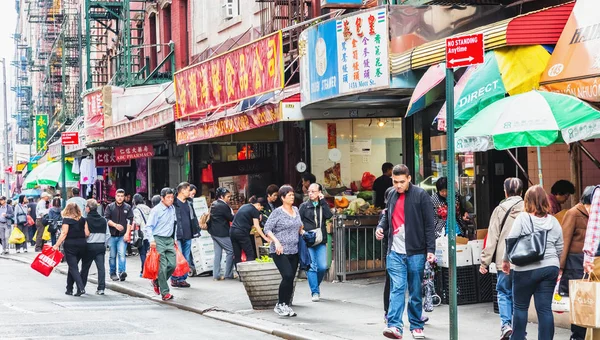 New York, ABD - 3 Ekim 2016: Chinatown Mott Street New York'ta gıda, balık ve sebze piyasaları