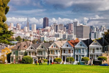 San Francisco-ABD, 1 Kasım 2012: boyalı hanımlar olduğunu Kraliçe Viktorya dönemine ait satır evler 710-720 Steiner Sokağı'nda, Alamo Square park karşısında. Geliştirici tarafından Matthew Kavanaugh 1892 ve 1896 arasında evler inşa
