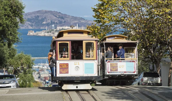 美国旧金山 2012 乘客正在从车站乘电缆车的海德电车三藩市 电缆车是旧金山景点之一 采取在海德街大约 2012 图库图片