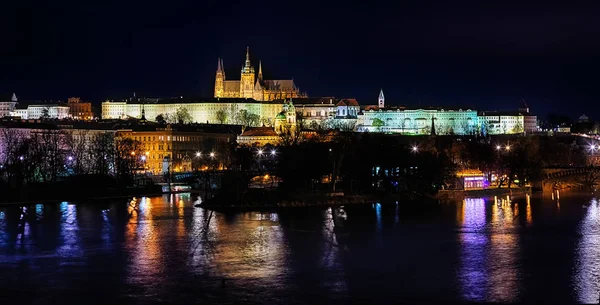 夜晚的布拉格城堡 — 图库照片