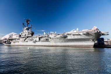 New York City-ABD, 7 Ekim 2016: New York şehir dışına, Intrepid deniz, hava ve Uzay Müzesi. Amerika'nın önde gelen tarihi ve eğitim institucions biridir ve açılan since1982 olduğunu ve uçak gemisi Intrepid ortalanır.