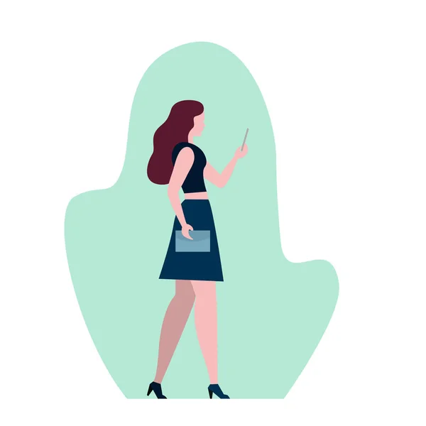 Elegante Frau mit dunklen langen Haaren mit Telefon, Modemädchen mit Einkaufstasche, flache Vektorillustration — Stockvektor