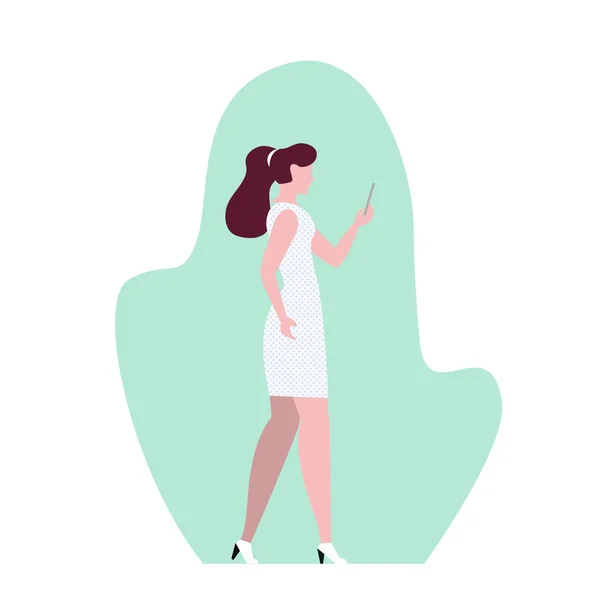 Elegante Frau mit dunklen langen Haaren mit Telefon, Modemädchen im weißen Kleid trägt Einkaufstasche, flache Vektor-Illustration — Stockvektor