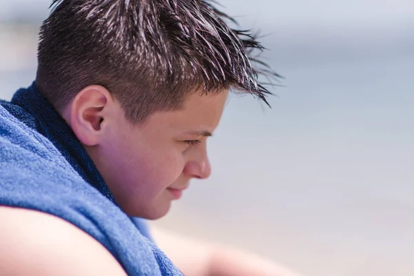 Natte Jonge Jongen Zittend Het Strand Met Een Handdoek Zijn — Stockfoto