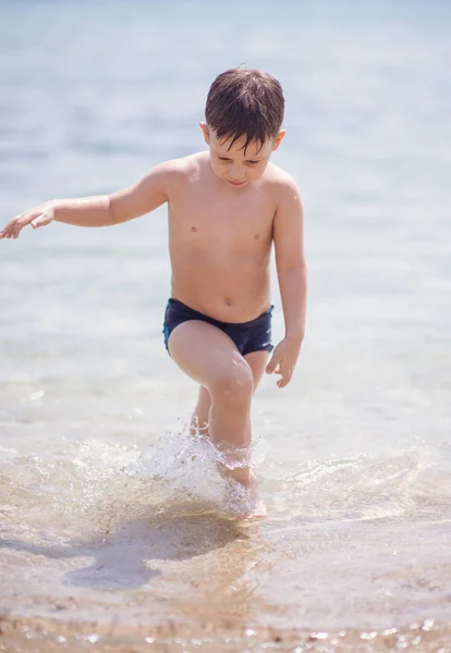 Schattige Jongen Die Zwarte Zwembroek Draagt Permanent Het Ondiepe Water — Stockfoto