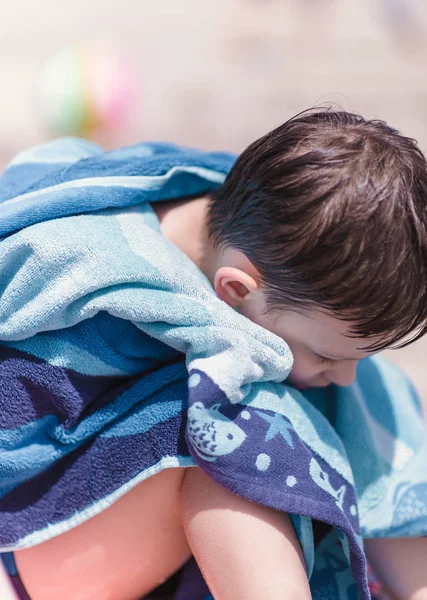 Natte Jonge Jongen Zittend Het Strand Met Een Handdoek Zijn — Stockfoto