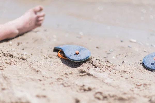 Kind Zijn Juiste Voeding Rusten Het Strand Zand Met Flip — Stockfoto