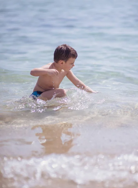 Schattige Jongen Het Ondiepe Water Kijken Naar Camera — Stockfoto