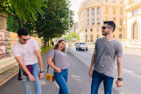 Eine Gruppe Junger Leute Läuft Eine Straße Einer Stadt Entlang — Stockfoto