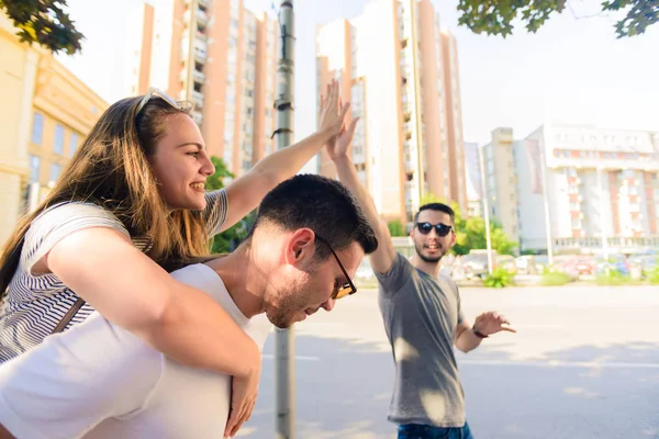 Feliz Grupo Jóvenes Caminando Juntos Día Soleado —  Fotos de Stock