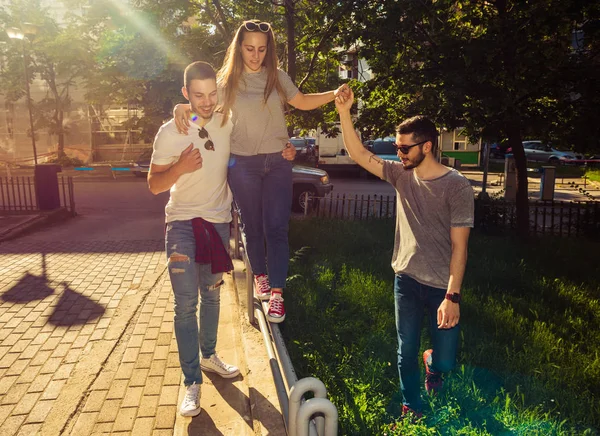 Glückliche Junge Leute Die Die Straße Entlang Laufen Und Spaß — Stockfoto