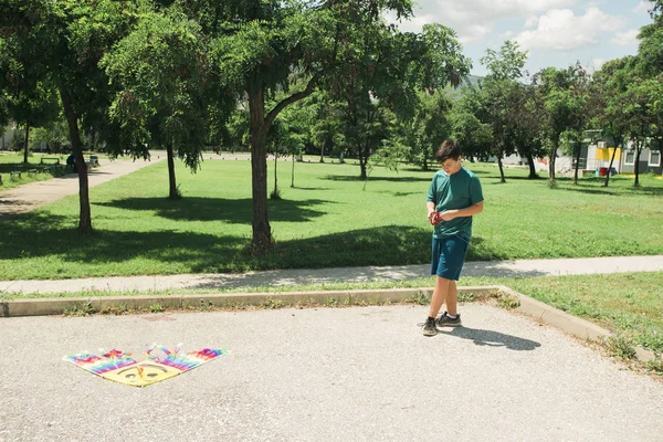 晴れた日に公園でカイトを飛行する 代の少年 — ストック写真