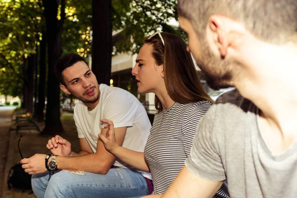 Groupe Amis Profitant Heure Été Assis Sur Banc — Photo