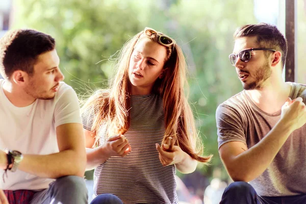 Portrait Trois Amis Qui Parlent Assis Dans Parc — Photo