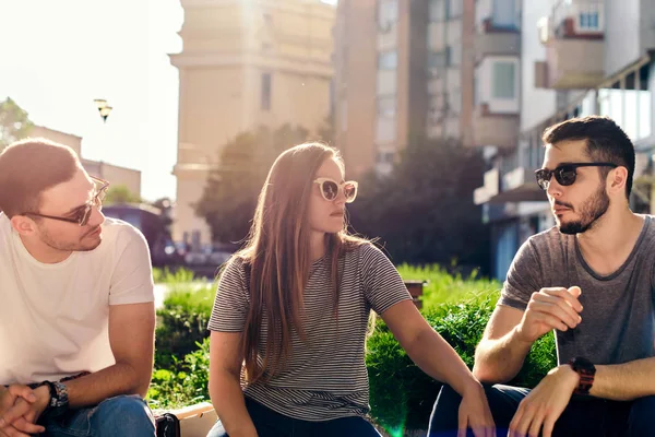 Groupe Jeunes Profitant Plein Air Sur Les Journées Été — Photo