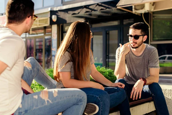 Drei Freunde Plaudern Auf Der Bank — Stockfoto