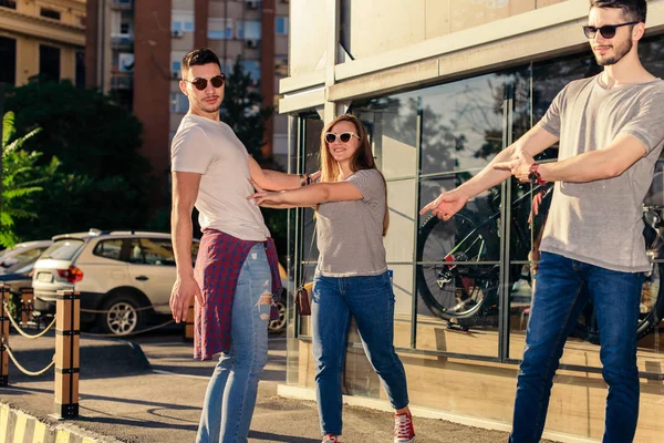 Glückliches Freundschaftskonzept Mit Jungen Menschen Die Gemeinsam Spaß Haben — Stockfoto