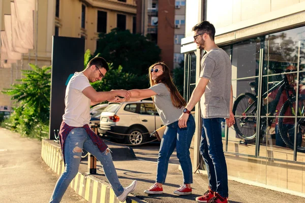 Groupe Jeunes Debout Sur Trottoir Soigné Dans Rue Coucher Soleil — Photo