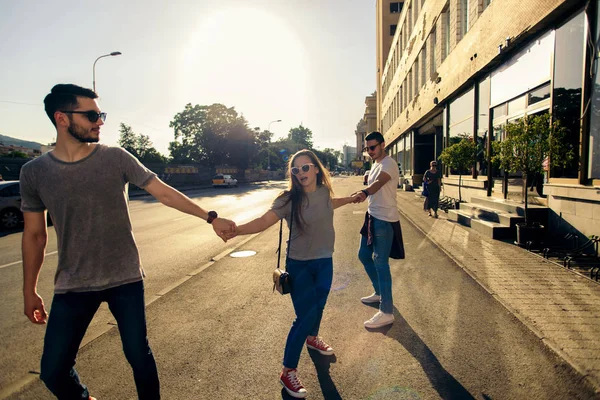 Eine Gruppe Junger Leute Läuft Eine Straße Einer Stadt Entlang — Stockfoto