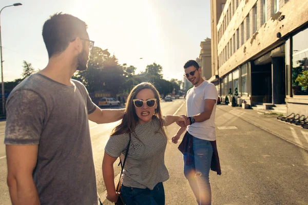 Groupe Jeunes Amis Heureux Qui Amusent Coucher Soleil Dans Ville — Photo