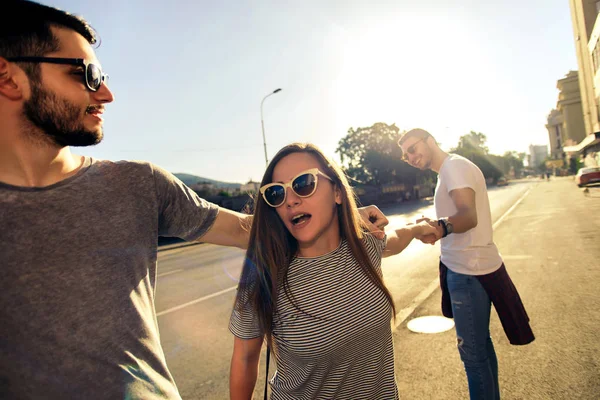 Groupe Jeunes Marchant Dans Rue Dans Une Ville — Photo