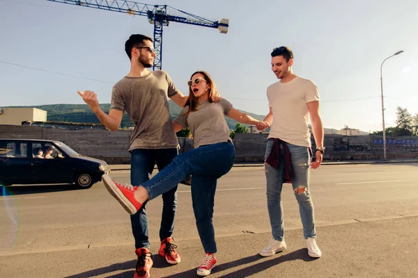 Gruppe Fröhlicher Junger Freunde Beim Sonnenuntergang Der Stadt — Stockfoto