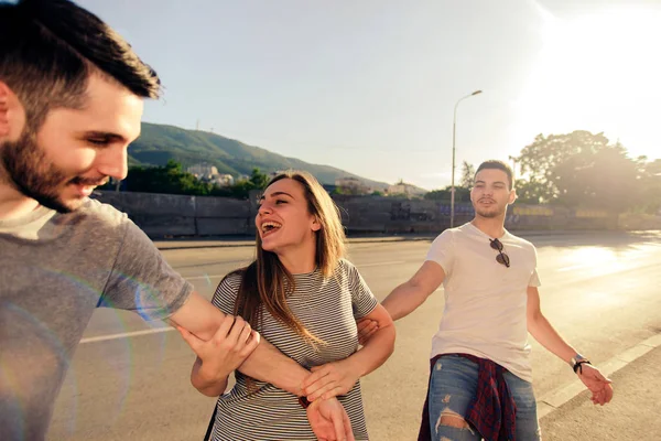 Groupe Amis Marchant Sur Trottoir Dans Lieu Urbain — Photo