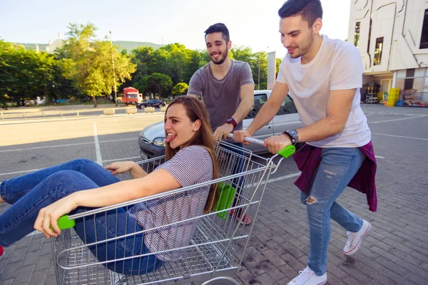 Dos Jóvenes Amigos Riéndose Empujando Amigo Por Una Pasarela Ciudad —  Fotos de Stock