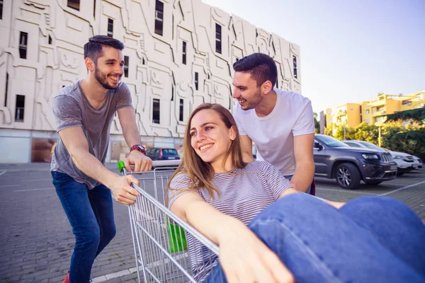 Drei Personen Amüsieren Sich Mit Einem Mädchen Einkaufswagen — Stockfoto