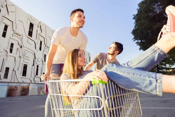 Chica Despreocupada Está Montando Carrito Compras Mientras Que Dos Chicos —  Fotos de Stock