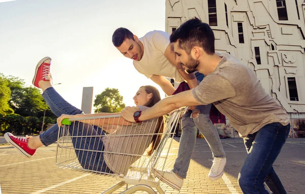 Retrato Completo Joven Empujando Una Mujer Carrito Compras —  Fotos de Stock