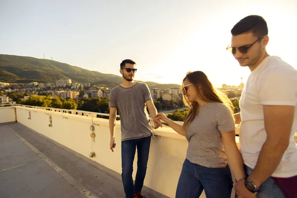 Drei Freunde Genießen Den Blick Auf Die Stadt Vom Dach — Stockfoto