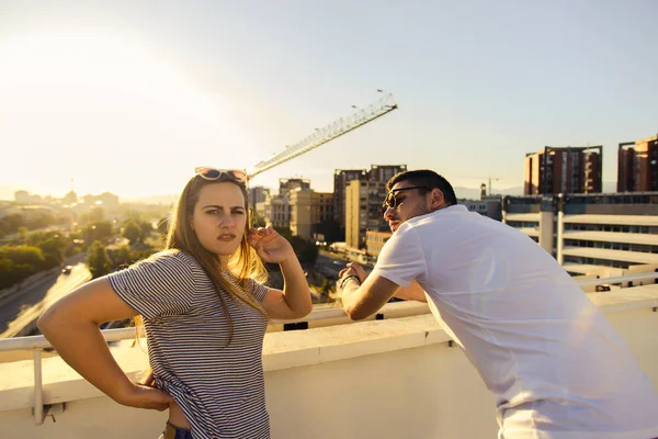 Paar Genießt Den Blick Auf Die Stadt Vom Dach — Stockfoto