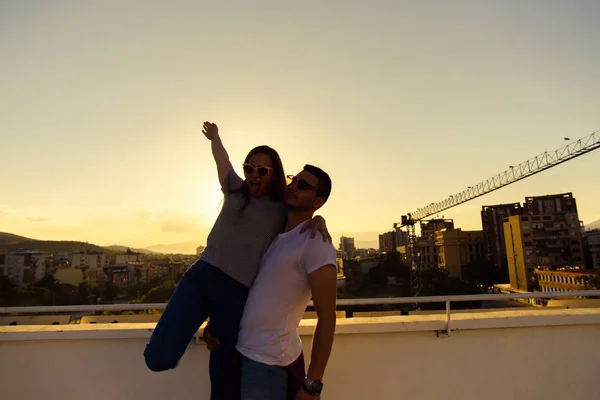 Casal Relaxante Vista Sobre Cidade Telhado — Fotografia de Stock