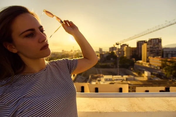 Porträt Eines Mädchens Mit Sonnenbrille Das Sommer Auf Dem Balkon — Stockfoto