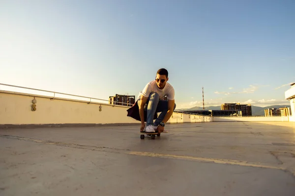 Cooler Typ Mit Skateboard Bei Sonnenuntergang Auf Einem Dach Bei — Stockfoto