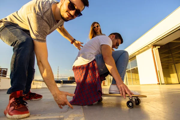 Młody Deskorolka Jazda Skateboar Tarasie Budynku — Zdjęcie stockowe