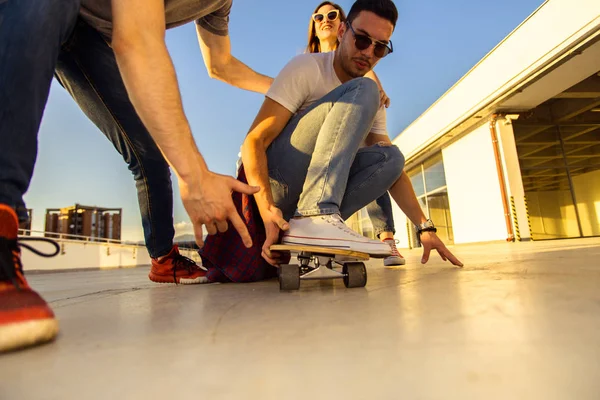 Pro Dospělé Přátel Terase Baví Při Jízdě Skateboard — Stock fotografie