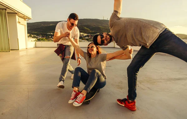 Joven Skateboards Divertirse Mientras Chica Sentado Monopatín Balcón Atardecer —  Fotos de Stock