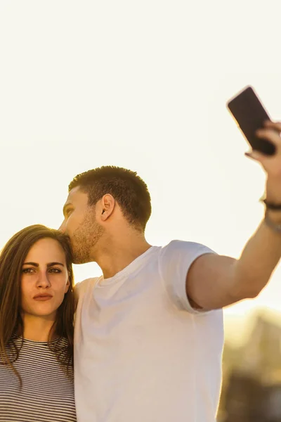 Atractiva Pareja Haciendo Selfie Con Teléfono Celular Atardecer — Foto de Stock