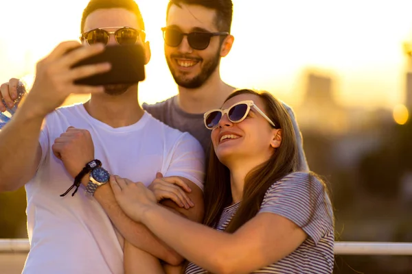 Porträtt Tre Vänner Gör Selfie Med Smartphone Taket — Stockfoto