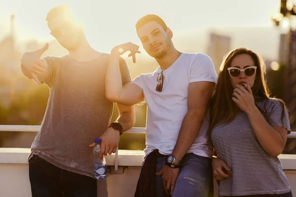 Groupe Amis Enjoyng Amuser Sur Balcon Coucher Soleil — Photo