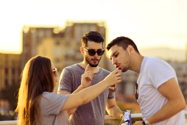 Trois Amis Attrayants Amusent Sur Balcon Coucher Soleil — Photo