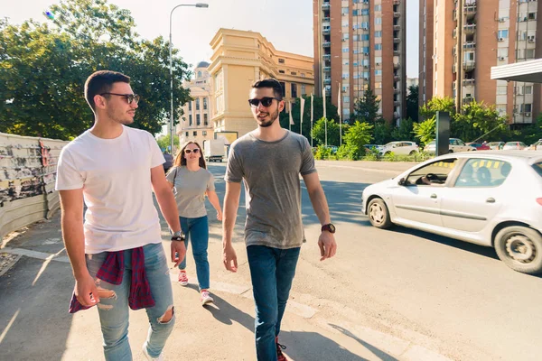 Glückliches Freundschaftskonzept Mit Jungen Menschen Die Gemeinsam Spaß Haben — Stockfoto