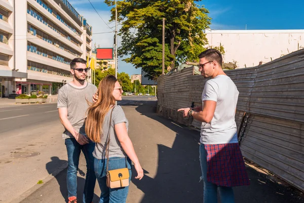 Glückliches Freundschaftskonzept Mit Jungen Menschen Die Gemeinsam Spaß Haben — Stockfoto