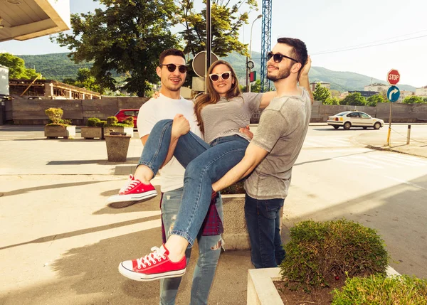 Junges Mädchen Umarmt Ihre Freunde Beim Spazierengehen Der Stadt — Stockfoto