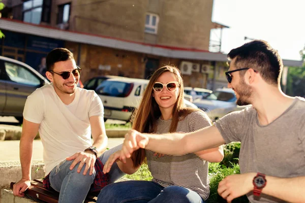 Groupe Amis Lunettes Soleil Assis Sur Place Ville — Photo