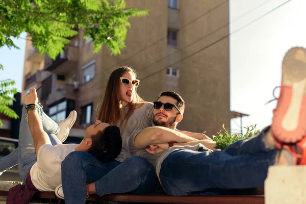 Freunde Entspannen Sich Sommer Auf Einer Gartenbank — Stockfoto