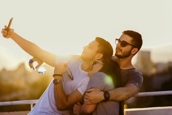 Deux Amis Prenant Selfies Extérieur Sur Terrasse Coucher Soleil Avec — Photo